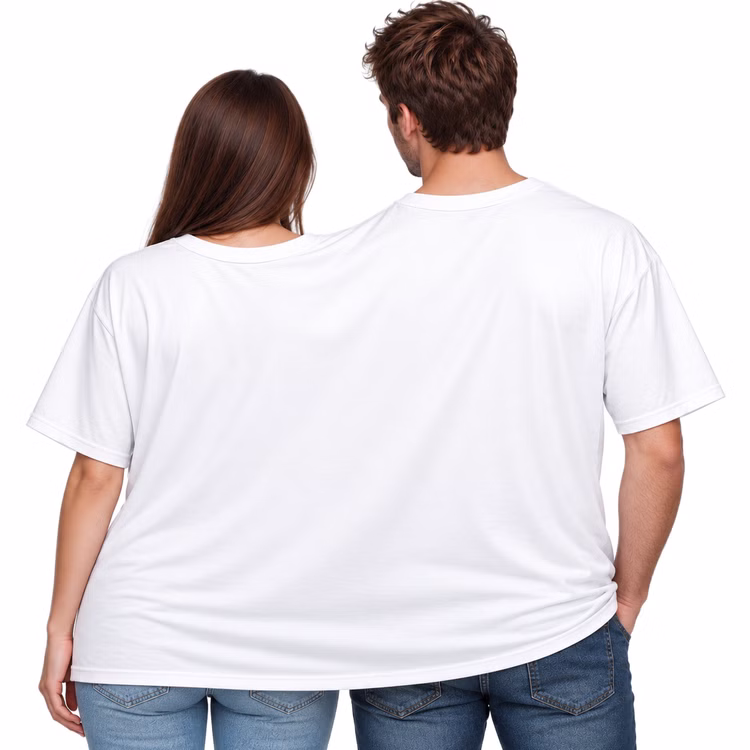 Doppel T Shirt Best Friends Forever Rückansicht Eine Frau und ein Mann tragen gemeinsam das weiße Doppel-T-Shirt für zwei Personen in der Rückansicht ohne Aufdruck. Hinweis: KI generiertes Bild