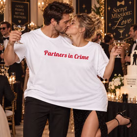Doppel T Shirt Partners in Crime Mottoparty Hochzeit Ein Paar küsst sich im Doppel-T-Shirt „Partners in Crime“ auf einer eleganten Agenten-Mottoparty mit feiernder Hochzeitsgesellschaft. Hinweis: KI generiertes Bild