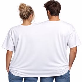 Doppel T Shirt Partners in Crime Rückansicht Ein Mann und eine Frau tragen gemeinsam das weiße Doppel-T-Shirt für zwei Personen in der Rückansicht ohne Aufdruck. Hinweis: KI generiertes Bild