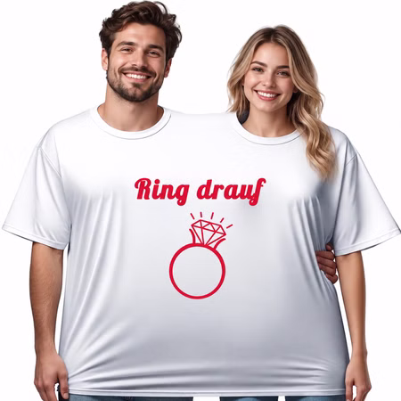 Doppel T Shirt Ring drauf Paar Eine Frau und ein Mann tragen gemeinsam das weiße Doppel-T-Shirt „Ring drauf“ mit rotem Hochzeitsring-Motiv. Hinweis: KI generiertes Bild