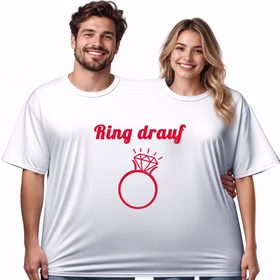 Doppel T Shirt Ring drauf Paar Eine Frau und ein Mann tragen gemeinsam das weiße Doppel-T-Shirt „Ring drauf“ mit rotem Hochzeitsring-Motiv. Hinweis: KI generiertes Bild