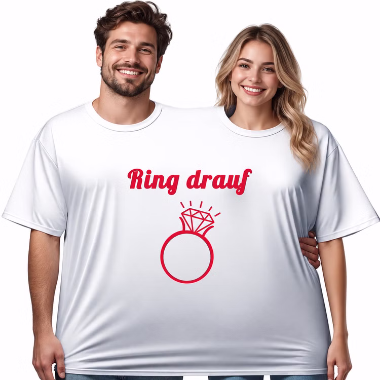 Doppel T Shirt Ring drauf Paar Eine Frau und ein Mann tragen gemeinsam das weiße Doppel-T-Shirt „Ring drauf“ mit rotem Hochzeitsring-Motiv. Hinweis: KI generiertes Bild