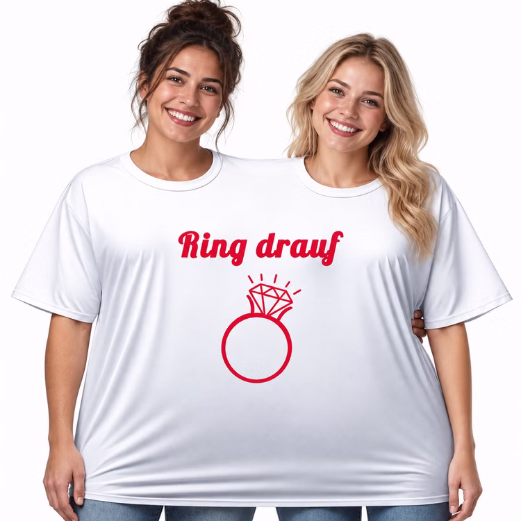 Doppel T Shirt Ring drauf Damen Zwei Frauen tragen gemeinsam das weiße Doppel-T-Shirt „Ring drauf“ mit rotem Hochzeitsring-Motiv vor weißem Hintergrund. Hinweis: KI generiertes Bild