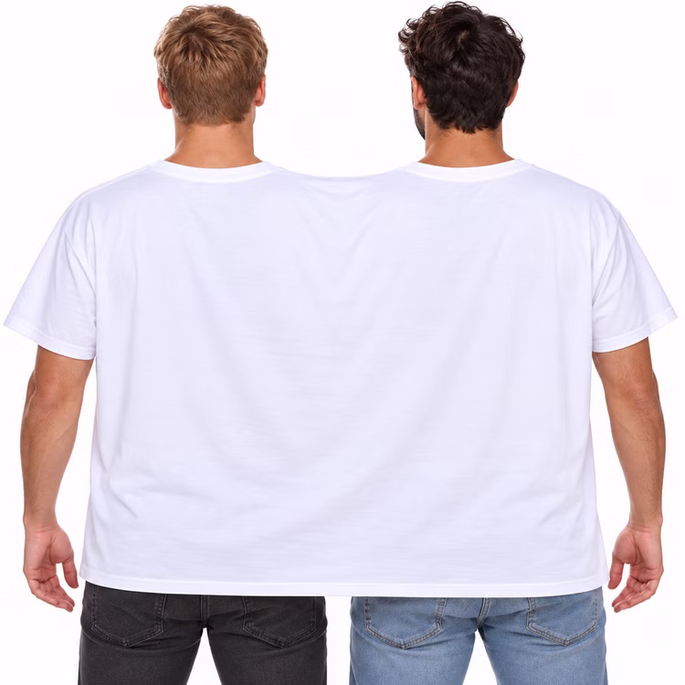 Doppel T Shirt Ring drauf Rückansicht Zwei Männer tragen gemeinsam das weiße Doppel-T-Shirt für zwei Personen in der Rückansicht ohne Aufdruck. Hinweis: KI generiertes Bild