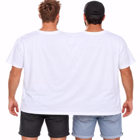 Zwei Männer tragen gemeinsam ein weißes Doppel-T-Shirt für zwei Personen in der Rückansicht. Die Rückseite ist ohne Aufdruck. Hinweis: KI generiertes Bild
