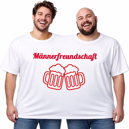 Doppel T-Shirt Männerfreundschaft für 2 Personen Zwei Männer tragen gemeinsam das weiße Doppel-T-Shirt mit rotem Schriftzug „Männerfreundschaft“ und Motiv aus zwei anstoßenden Bierkrügen. Hinweis: KI generiertes Bild