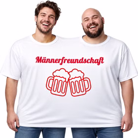 Doppel T-Shirt Männerfreundschaft für 2 Personen Zwei Männer tragen gemeinsam das weiße Doppel-T-Shirt mit rotem Schriftzug „Männerfreundschaft“ und Motiv aus zwei anstoßenden Bierkrügen. Hinweis: KI generiertes Bild