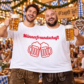 Doppel T-Shirt Männerfreundschaft Oktoberfest Zwei Männer tragen gemeinsam das Doppel-T-Shirt „Männerfreundschaft“ mit Bierkrug-Motiv und feiern mit Bierkrügen auf einem Oktoberfest. Hinweis: KI generiertes Bild