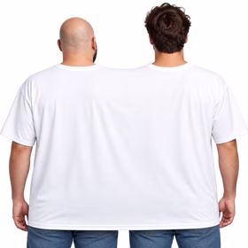 Doppel T-Shirt Männerfreundschaft Rückansicht Zwei Männer tragen gemeinsam ein weißes Doppel-T-Shirt für zwei Personen in der Rückansicht. Das Shirt wird von hinten gezeigt und hat keinen Aufdruck auf der Rückseite. Hinweis: KI generiertes Bild
