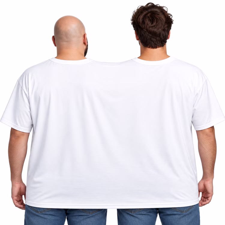 Doppel T-Shirt Männerfreundschaft Rückansicht Zwei Männer tragen gemeinsam ein weißes Doppel-T-Shirt für zwei Personen in der Rückansicht. Das Shirt wird von hinten gezeigt und hat keinen Aufdruck auf der Rückseite. Hinweis: KI generiertes Bild
