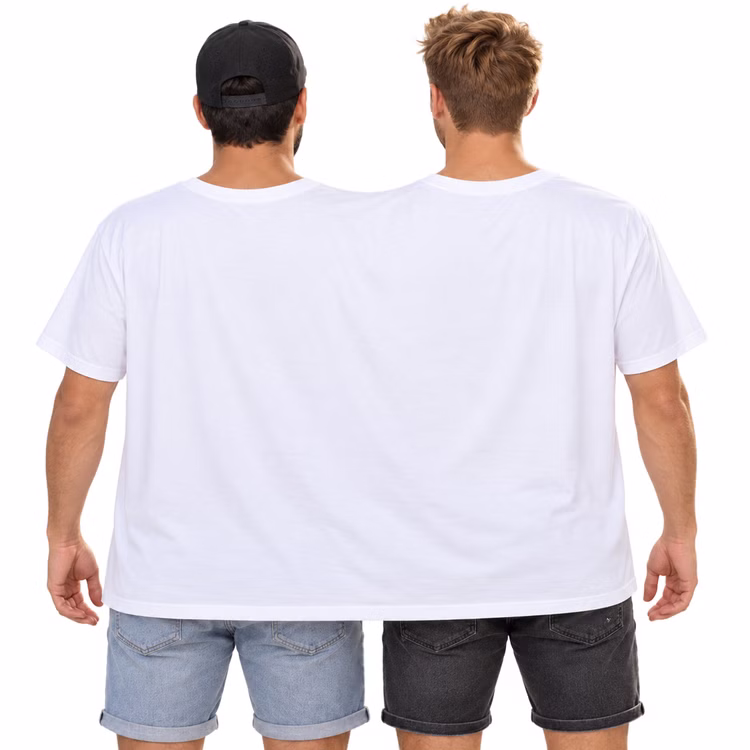 Doppel T-Shirt Doppelter Ärger Rückansicht Zwei Männer tragen gemeinsam ein weißes Doppel-T-Shirt für zwei Personen in der Rückansicht. Die Rückseite des Shirts ist ohne Aufdruck. Hinweis: KI generiertes Bild