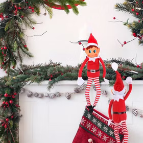 Weihnachtswichtel Mädchen Adventsdeko Weihnachtswichtel-Mädchen zwischen Tannenzweigen und weihnachtlicher Dekoration als Inspiration für kreative Wichtelszenen im Advent.
