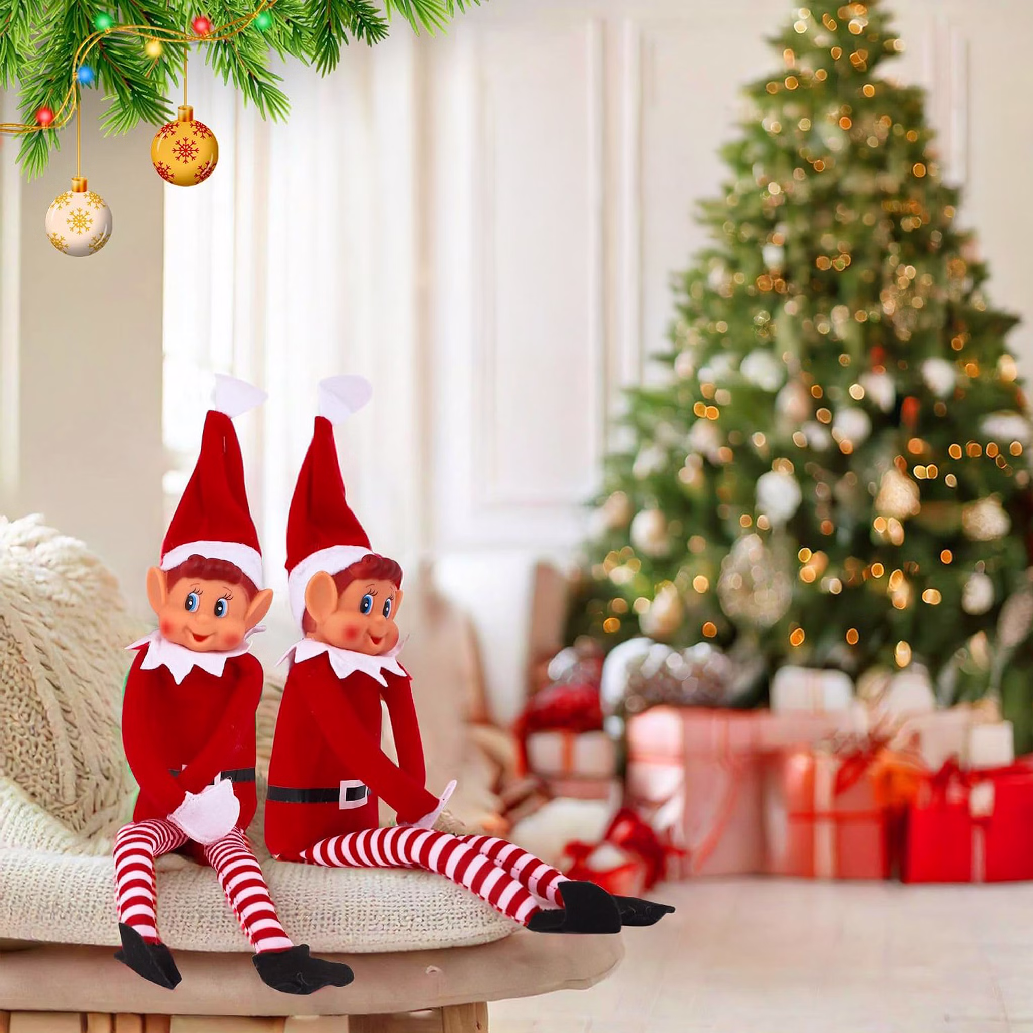 Zwei Wichteljungen Weihnachten Zwei Wichteljungen sitzen gemeinsam in einem festlich dekorierten Wohnzimmer vor einem geschmückten Weihnachtsbaum.