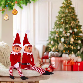 Zwei Wichteljungen Weihnachten Zwei Wichteljungen sitzen gemeinsam in einem festlich dekorierten Wohnzimmer vor einem geschmückten Weihnachtsbaum.
