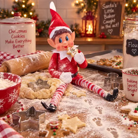Weihnachtswichtel Plätzchenbacken Schabernack Frecher Weihnachtswichtel nascht Plätzchen zwischen Teigrolle, Keksausstechern und Mehlspuren auf einer festlich dekorierten Küchenarbeitsplatte. Hinweis: KI generiertes Bild