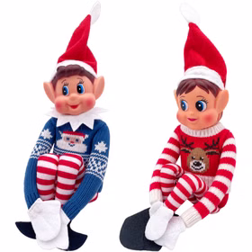Wichtelpaar im Weihnachtspullover Wichteljunge und Wichtelmädchen sitzen nebeneinander auf hellem Hintergrund und tragen kleine Weihnachtspullover mit blauem Wichtelmotiv und rotem Rentiermotiv. Hinweis: KI generiertes Bild