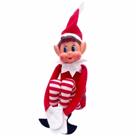 Wichteljunge Weihnachtswichtel Freisteller Sitzender Weihnachtswichtel Junge im roten Outfit mit Zipfelmütze, gestreiften Beinen und schwarzen Schuhen vor weißem Hintergrund.