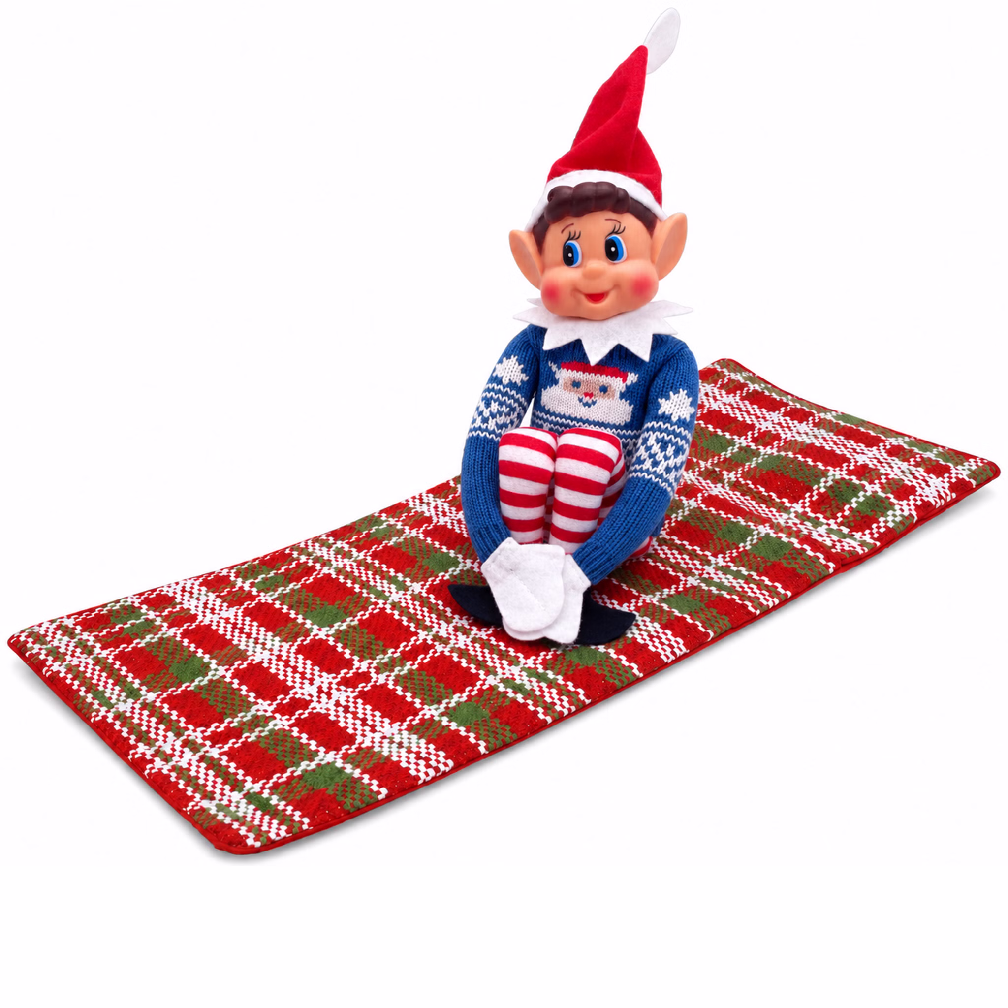 Wichteljunge mit Schlafsack Weihnachtswichteljunge mit roter Zipfelmütze, weißem Kragen und rot-weiß gestreiften Beinen sitzt auf einem rot-grün-weiß karierten Schlafsack vor weißem Hintergrund. Hinweis: KI generiertes Bild