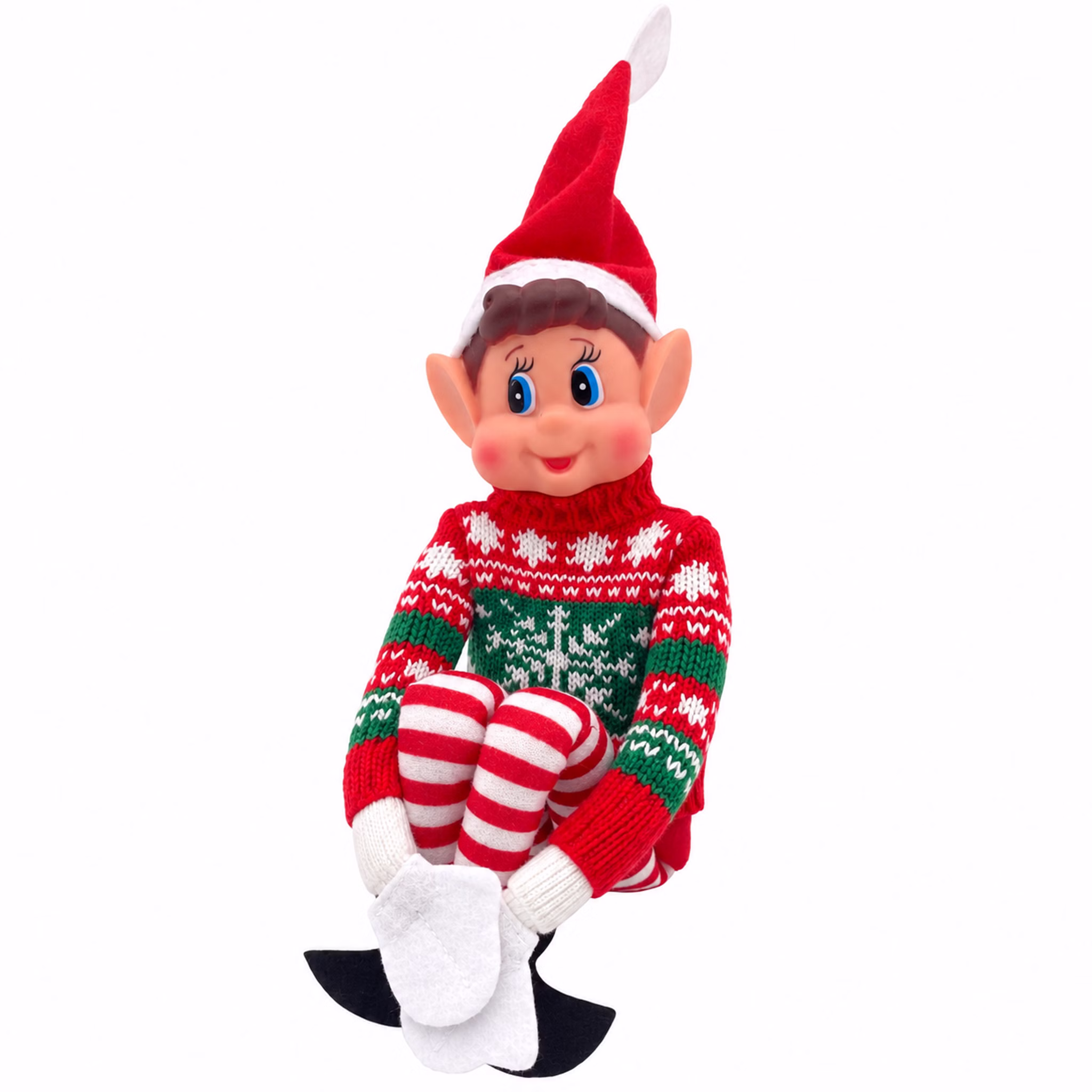 Sitzender Wichteljunge trägt einen grün-roten Mini-Weihnachtspullover mit weißer Schneeflocke und klassischem Norwegermuster. Hinweis: KI generiertes Bild