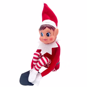 Wichtelmädchen Weihnachtswichtel Freisteller Sitzendes Weihnachtswichtel Mädchen im roten Outfit mit Zipfelmütze, gestreiften Beinen und schwarzen Schuhen vor weißem Hintergrund.