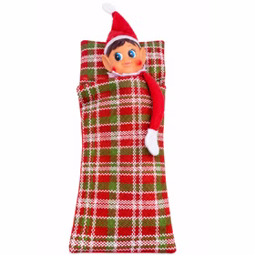 Wichtelmädchen liegend im Schlafsack Weihnachtswichtel Mädchen mit braunen Haaren und roter Zipfelmütze liegt mit herausragendem Arm in einem rot-grün-weiß karierten Schlafsack vor weißem Hintergrund.