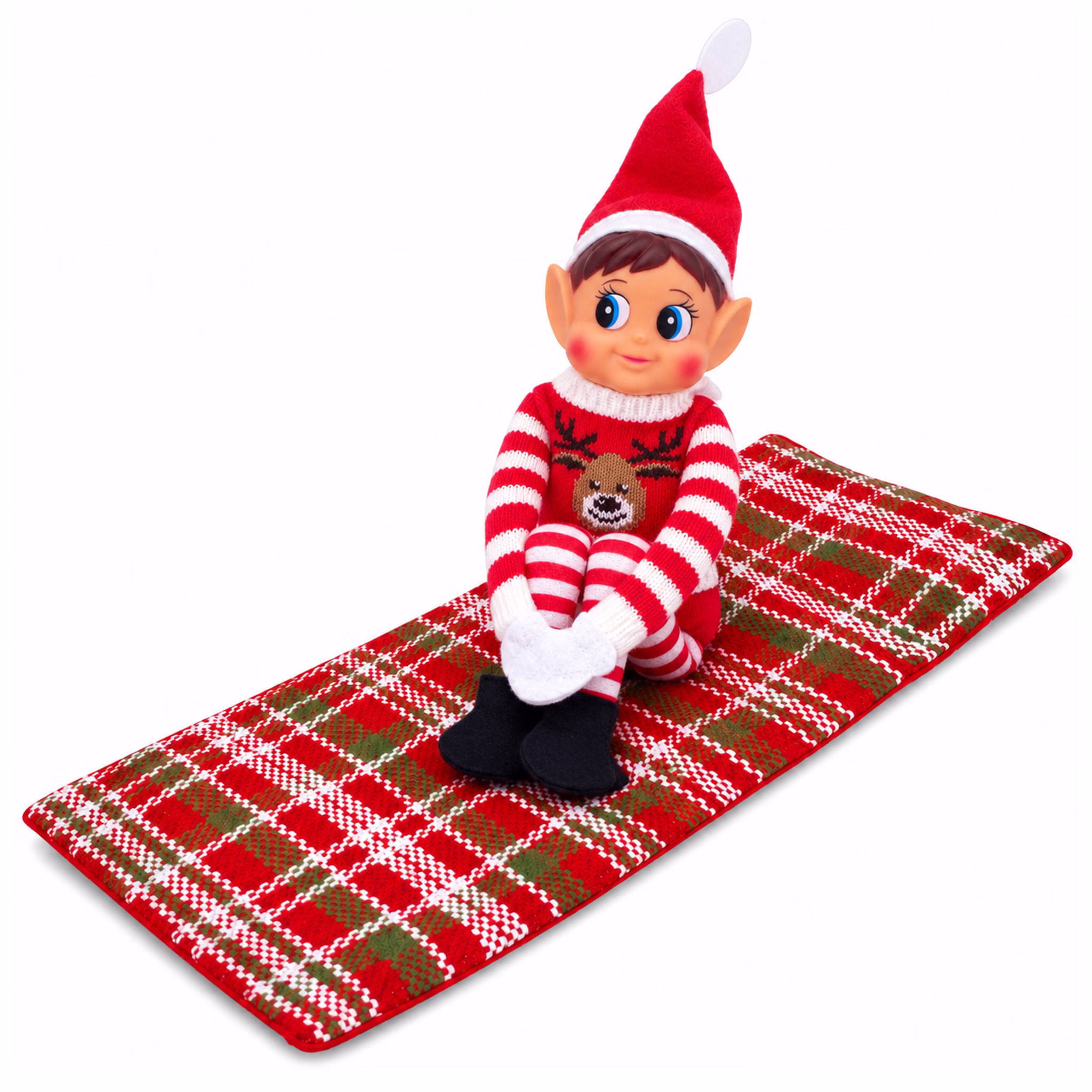 Wichtelmädchen im Rentierpullover auf dem Schlafsack Weihnachtswichtelmädchen im roten Rentierpullover sitzt mit angewinkelten Beinen auf einem rot-grün-weiß karierten Schlafsack. Die Figur trägt eine rote Zipfelmütze, weiße Handschuhe und schwarze Schuhe. Hinweis: KI generiertes Bild