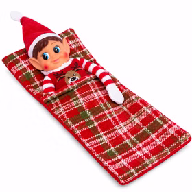 Wichtelmädchen im Schlafsack mit Rentierpullover Weihnachtswichtelmädchen trägt einen roten Rentierpullover und liegt zugedeckt in einem rot-grün-weiß karierten Schlafsack. Gesicht, Zipfelmütze und ein Arm mit weißem Handschuh sind sichtbar. Hinweis: KI generiertes Bild