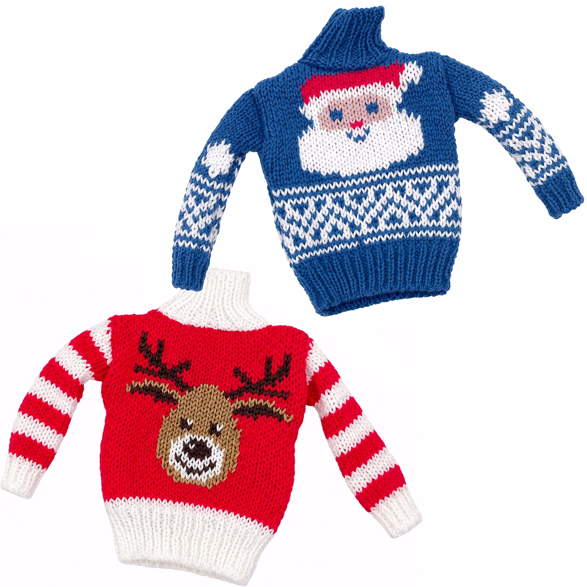 Übersicht über die beiden Mini Weihnachtspullover Wichtel Zwei kleine Weihnachtspullover in Puppengröße für Wichtel auf hellem Hintergrund mit Rentier- und Schneemann-Motiv.