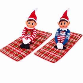 Wichtel mit Pullovern auf den Schlafsäcken Zwei Weihnachtswichtel sitzen in einem blauen Weihnachtsmannpullover und einem roten Rentierpullover auf ihren karierten Schlafsäcken. Hinweis: KI generiertes Bild