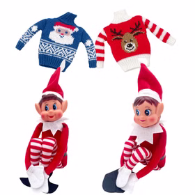 Wichtel und Pullover als Einzelansicht Zwei Weihnachtswichtelfiguren mit roten Zipfelmützen, gestreiften Beinen und weißen Handschuhen neben einem blauen Weihnachtsmannpullover und einem roten Rentierpullover.