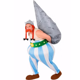 Mann im Obelix Kostüm trägt den aufblasbaren grauen Hinkelstein aus dem lizenzierten Asterix Merchandise auf dem Rücken. Hinweis: KI generiertes Bild