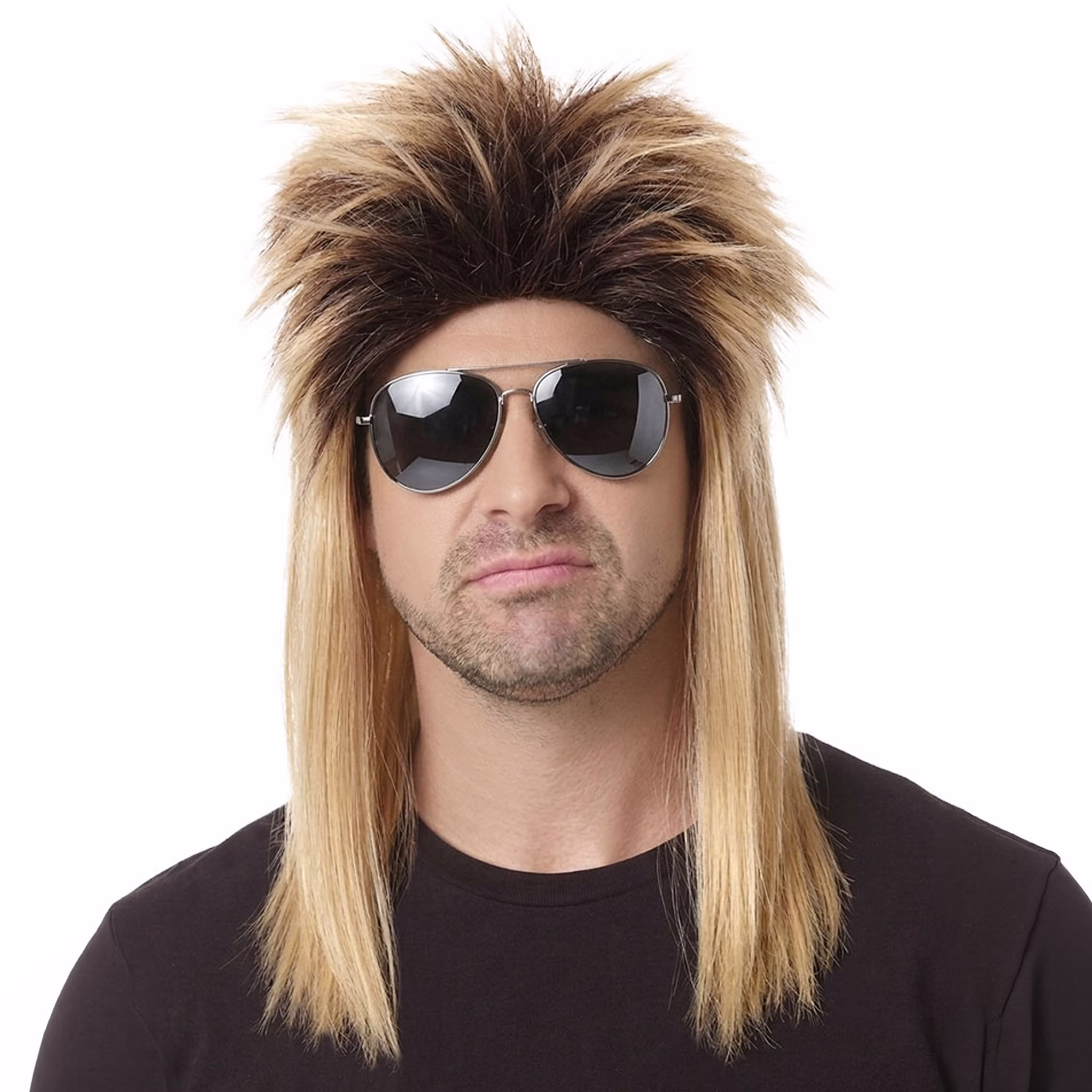 Blonde Vokuhila Perücke Herren Retro Herr mit blonder Vokuhila Perücke, voluminösem Oberkopf, langen Haaren und dunkler Sonnenbrille vor weißem Hintergrund.