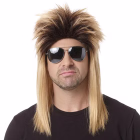 Blonde Vokuhila Perücke Herren Retro Herr mit blonder Vokuhila Perücke, voluminösem Oberkopf, langen Haaren und dunkler Sonnenbrille vor weißem Hintergrund.