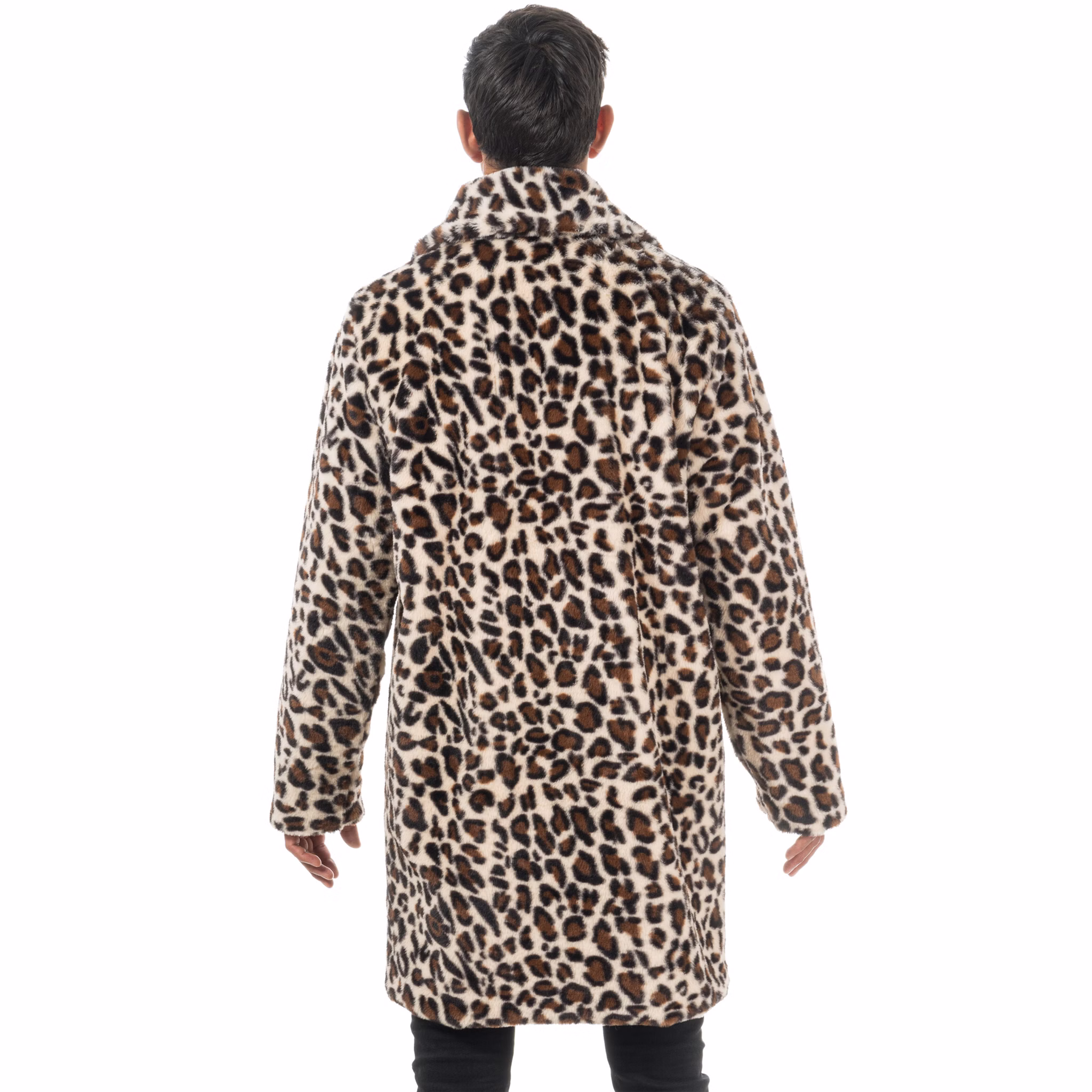 Rückansicht eines Herren im Leopardenmantel mit auffälligem Fellmuster in Beige, Braun und Schwarz.