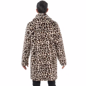 Rückansicht eines Herren im Leopardenmantel mit auffälligem Fellmuster in Beige, Braun und Schwarz.