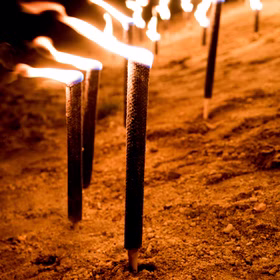 50 Fackel 90 Minuten Brenndauer 60cm lang mit Tropfschutz Wachsfackel 50 Stück Fackelwanderung Wanderung Lagerfeuer Tuchfackel