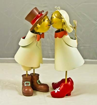 Küssendes Brautpaar aus Metall 16 cm Hochzeit Tisch-Deko Braut & Bräutigam Küssendes Brautpaar aus Metall von der Seite mit weißem Hintergrund