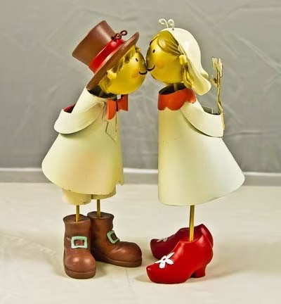 Küssendes Brautpaar aus Metall 18 cm Hochzeit Tisch-Deko Braut & Bräutigam Hochzeitsgeschenk Geschenkidee Verliebtes Paar Ehepaar frisch vermählt Küssendes Brautpaar aus Metall von der Seite