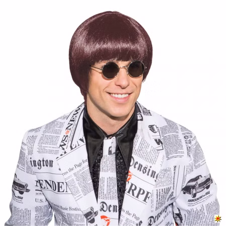 Braune Pilzkopf-Perücke für Herren mit Pony Herrenmodel trägt eine braune Kurzhaarperücke im klassischen Pilzkopf-Schnitt mit geradem Pony und runder Sonnenbrille.