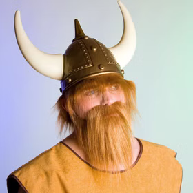 Wikinger-Helm mit Hörnern & rotbraunen Haaren KW 59 cm für Herren Kostüm-Zubehör Fasching Karneval Mottoparty Wikinger-Helm mit Hörnern & rotbraunen Haaren KW 59 cm für Herren Kostüm-Zubehör Fasching Karneval Mottoparty