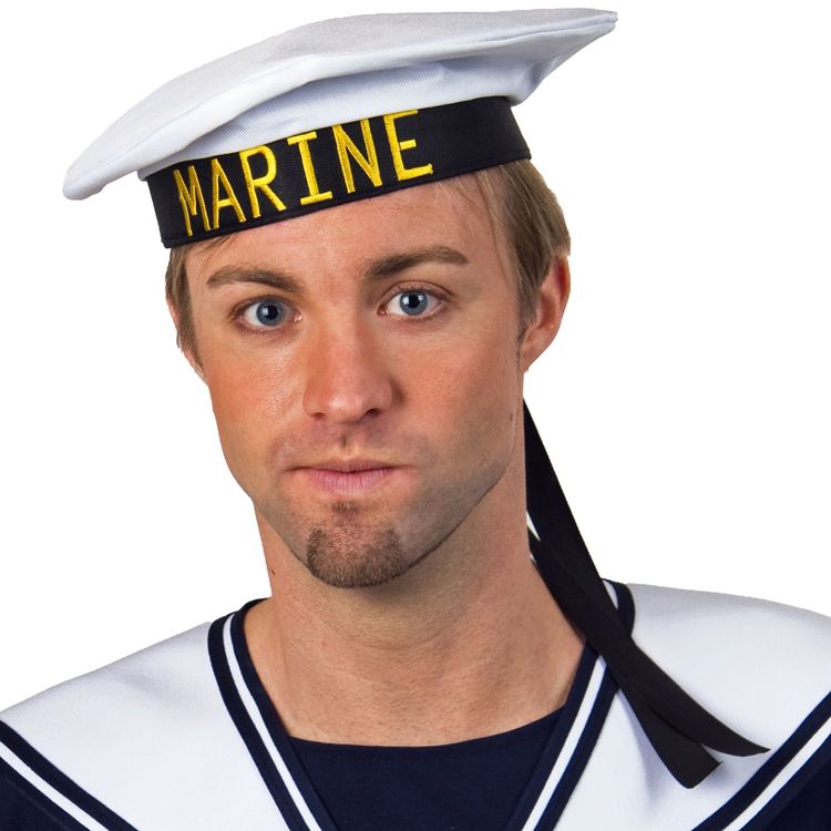 Weiße Seemannsmütze mit schwarzem Rand, schwarzen Bändern und gelber Aufschrift „Marine“, getragen zu einem klassischen Matrosenkostüm vor weißem Hintergrund.