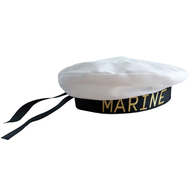 Weiße Seemannsmütze mit schwarzem Rand, schwarzen Bändern und gelber Aufschrift „Marine“, getragen zu einem klassischen Matrosenkostüm vor weißem Hintergrund.