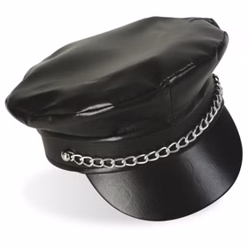 Rocker Mütze Retro Biker Kappe schwarz mit Kette KW 58 cm Kostüm Zubehör für Erwachsene Kopfbedeckung Fasching Karneval Mottoparty Retro Biker Kappe aus schwarzem Kunstleder mit glänzendem Schild und dekorativer Metallkette in Nahaufnahme.