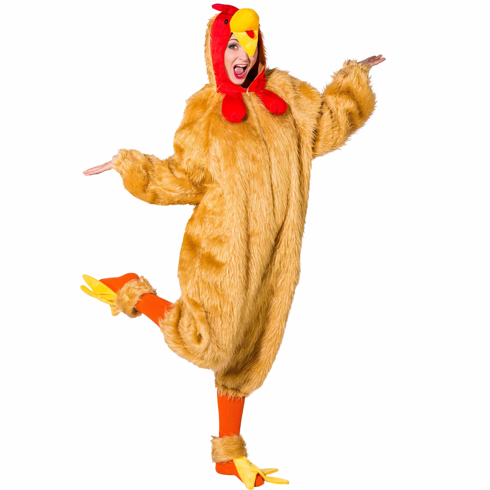Frau trägt das braune Hahn Kostüm Freddy mit Plüsch-Overall, roter Hahn-Kapuze, gelbem Schnabel und separaten Hühnerfüßen.
