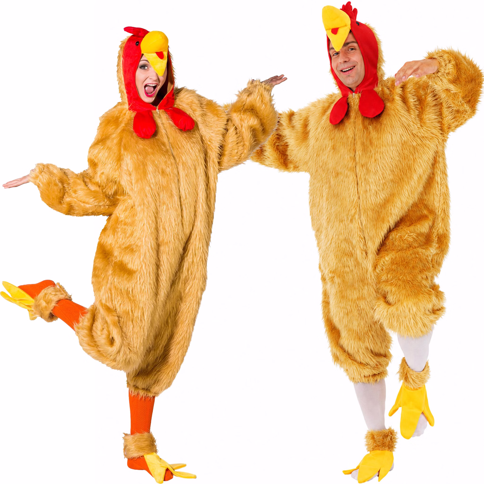 Frau und Mann tragen das braune Hahn Kostüm Freddy mit Plüsch-Overall, roter Kapuze, gelbem Schnabel und separaten Hühnerfüßen.