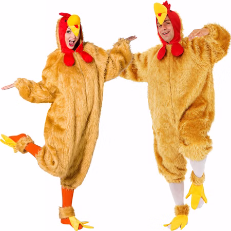 Hahn Kostüm Freddy Unisex Paar Kostüm Erwachsene Frau und Mann tragen das braune Hahn Kostüm Freddy mit Plüsch-Overall, roter Kapuze, gelbem Schnabel und separaten Hühnerfüßen.