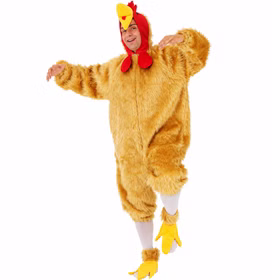 Mann trägt das braune Hahn Kostüm Freddy mit Plüsch-Overall, roter Hahn-Kapuze und separaten gelben Hühnerfüßen.