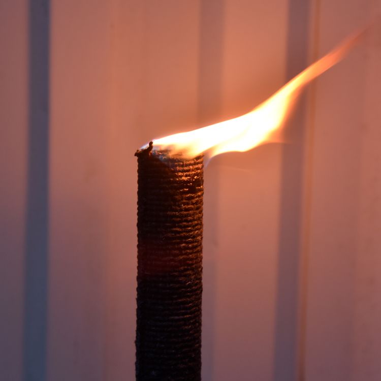 50 Wachsfackeln 120 Min. Brennzeit 65 cm lang 50 Fackeln 120 Min. Brennzeit 65 cm lang Wanderung 2 h Fackel Wachstuchfackel lange Brenndauer Garten Deko Sommer-Party Grillabend Fackelwanderung