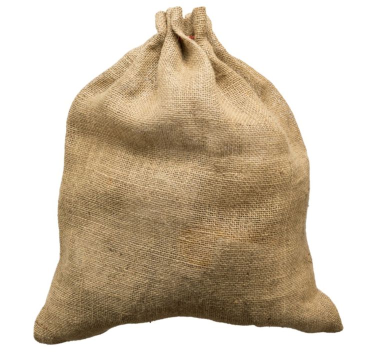 Weihnachtsmann-Kostüm für Erwachsene mit rotem Mantel, weißem Bart, schwarzen Stiefeln, braunem Jutesack, weißen Handschuhen, goldener Glocke und Reisig-Rute auf weißem Hintergrund.