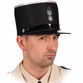 Polizei Mütze schwarz 61 x 13 cm französischer Polizeimütze für Erwachsene Kostüm-Zubehör Kopfbedeckung Hut Frankreich Polizist Fasching Karneval Mottoparty Mann mit schwarzer Polizeimüste auf dem Kopf seitlich von Vorne
